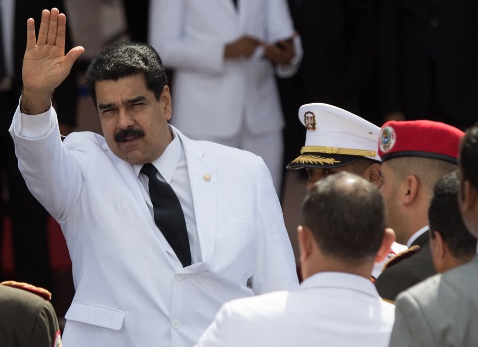 El presidente de Venezuela, Nicolás Maduro, saluda durante la toma de posesión del presidente de República Dominicana, la semana última. (Foto Prensa Libre: EFE).