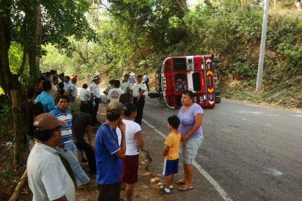 Curiosos observan el bus que se accidentó en la ruta entre Chiquimulilla y Cuilapa. (Foto Prensa Libre: Oswaldo Cardona)  <br _mce_bogus="1"/>