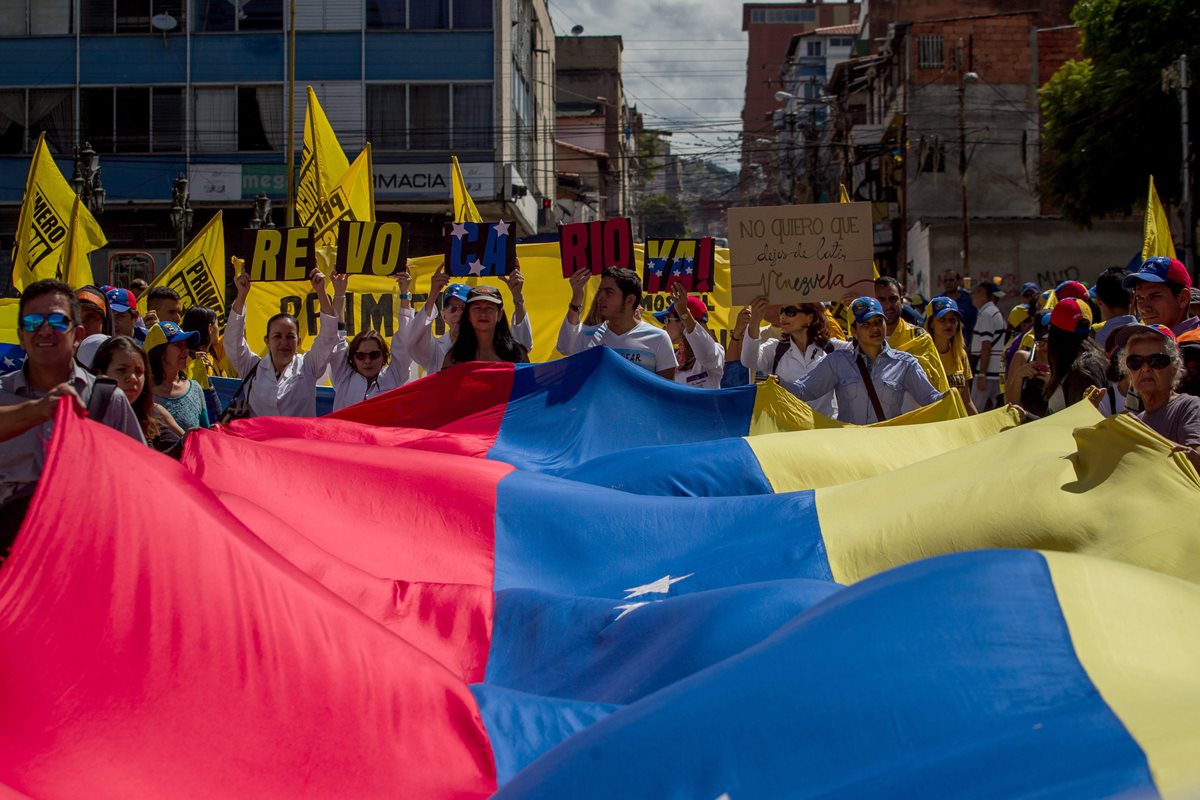 Cientos de personas participan en una manifestación para exigir el referendo para revocar al presidente venezolano Nicolás Maduro en Miranda, Venezuela. (Foto Prensa Libre: EFE).