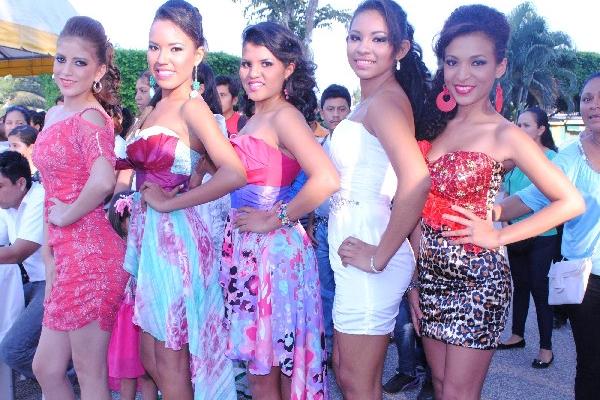 Candidatas a certámenes  de belleza fueron presentadas en el parque central.