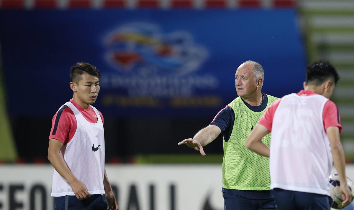 Luiz Felipe Scolari, dirige un entrenamiento del Guangzhou Evergrande, en el estadio Al-Ahli's Rashid de Dubai, Emiratos Árabes Unidos. (Foto Prensa Libre: EFE)