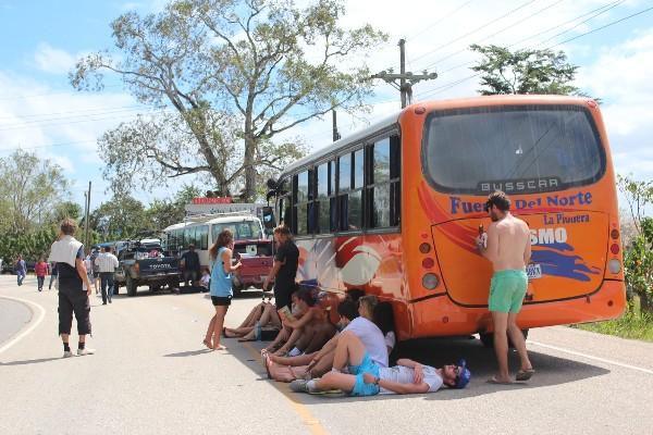 Turistas que visitan Petén resultan  afectados por bloqueos en la aldea El Horquetero, en Melchor de Mencos, por campesinos que exigen servicios  a las autoridades gubernamentales.