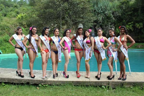 Las aspirantes posan en un centro turístico  de Totonicapán. Al centro, una reina de la cabecera.