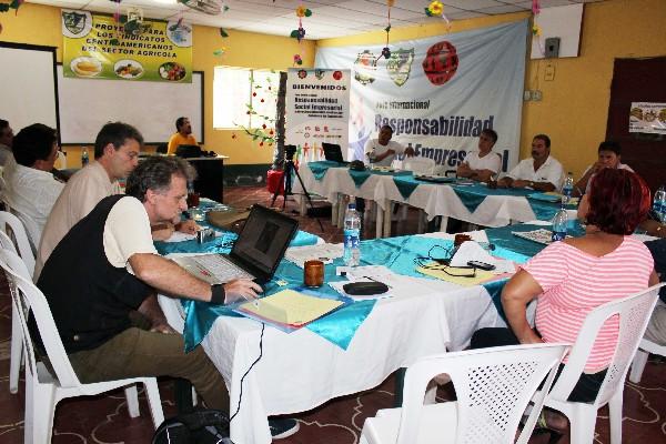 Dirigentes sindicales internacionales y nacionales discuten  problemas laborales  y   libertad  sindical en Guatemala, durante el foro sobre responsabilidad social empresarial,  en Morales,  Izabal.