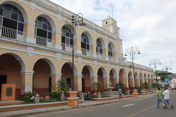 Transportistas y comerciantes de Chiquimula paralizaron labores en rechazo a tasas municipales. (Foto Prensa Libre: Edwin Paxtor)<br _mce_bogus="1"/>