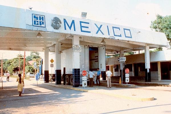 La imagen de archivo muestra la frontera entre México y Guatemala, países que buscarán construir un puerto seco que se interconectará para faciliatar el comercio. (Foto Prensa Libre: Archivo).<br _mce_bogus="1"/>