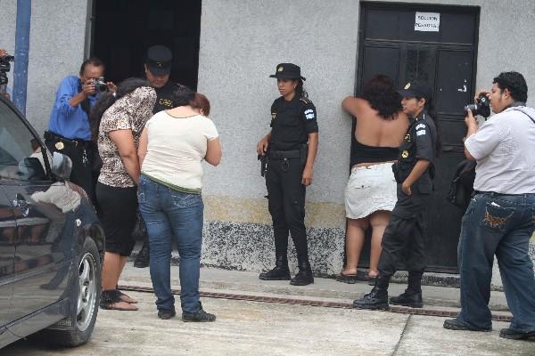 Las tres mujeres ocultan el  rostro durante la captura.