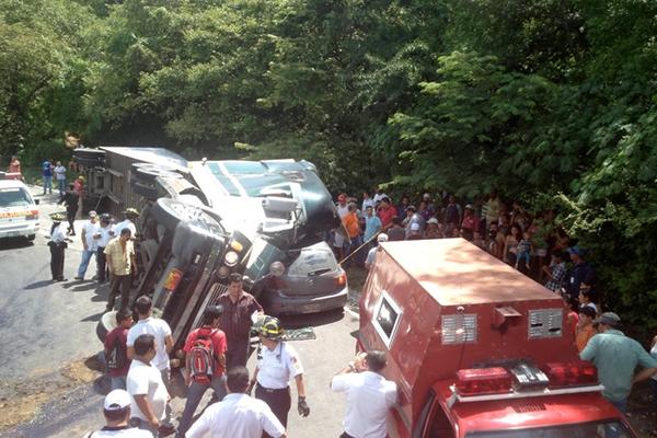 Bomberos y curiosos permanecen junto a  los vehículos involucrados en el accidente. (Foto Prensa Libre: Edwin Paxtor)<br _mce_bogus="1"/>