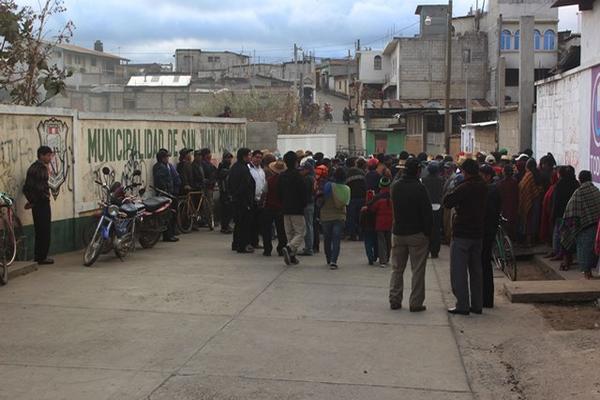 Vecinos de San Juan Comalapa dialogan. (Foto Prensa Libre: José Rosales)