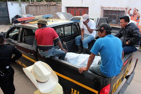 Policía traslada  los  cadáveres localizados ayer en   Jalapa.