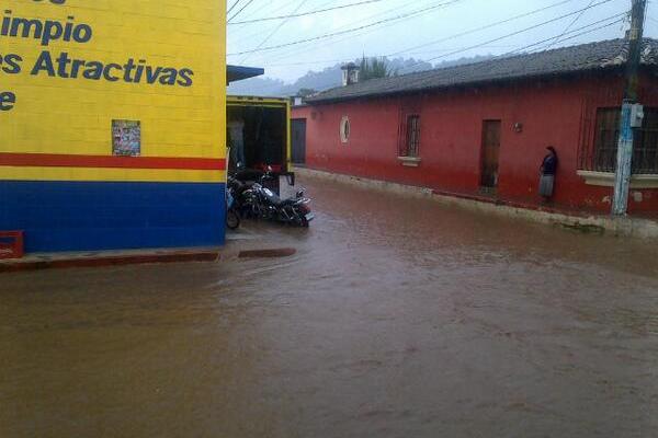 Inundaciones en El Tejar, Chimaltenango. (Foto cortesía del usuario de Twitter @HuViMM)