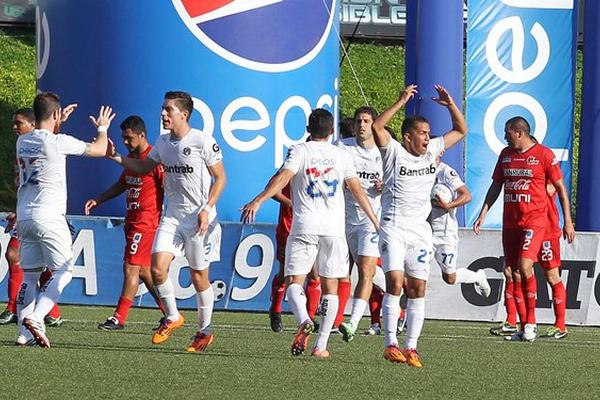 Los jugadores de Comunicaciones festejan el triunfo de Jean Jonathan Márquez (12) frente a Malacateco. (Foto Prensa Libre: Óscar Felipe)