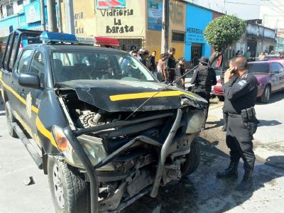 Dos agentes de la Policía Nacional Civil, tripulantes del autopatrulla 16008 DPPS, resultaron heridos durante persecución. (Foto Prensa Libre: Estuardo Paredes)