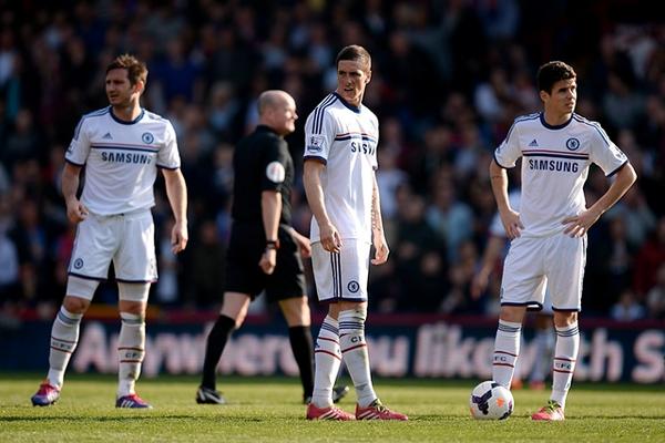 Los jugadores del Chelsea se lamentan tras la importante derrota. (Foto Prensa Libre: AP)