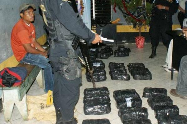 Selvin Omar Archila Felipe, de 19 años, capturado en La Libertad, Petén, con 86 libras de marihuana. (Foto Prensa Libre: PNC)