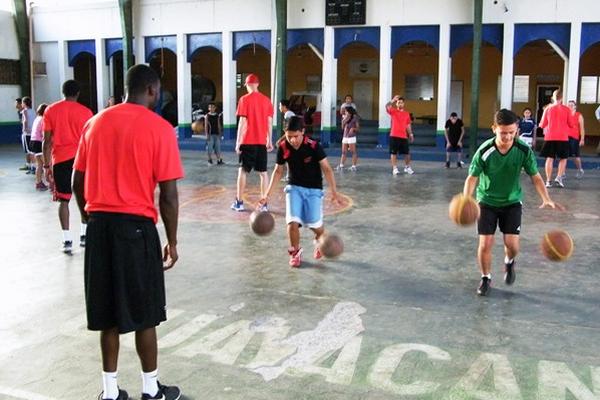 Un grupo de 32 estudiantes universitarios de EE. UU. imparten charlas y clínica deportiva en San Agustín Acasaguastlán. (Foto Prensa Libre: Héctor Contreras)<br _mce_bogus="1"/>