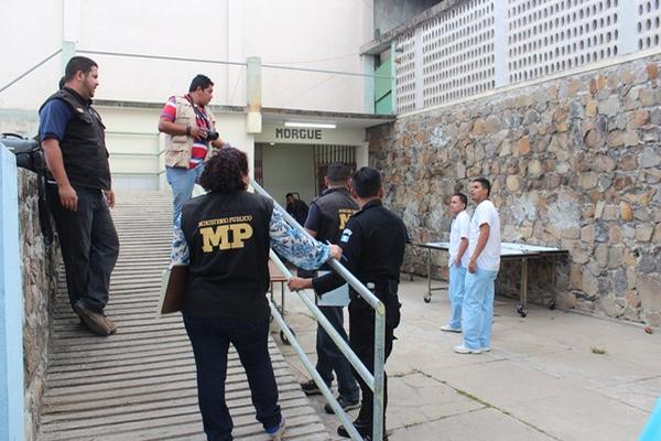 Cadáver de Fredy Oracio Valdez Cisneros fue traslado a la morgue del hospital. (Foto Prensa Libre: HUgo Oliva)