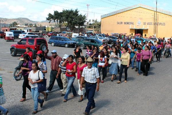 Maestros también efectuaron una caminata que concluyó frente al edificio de la Dirección Departamental de Educación.