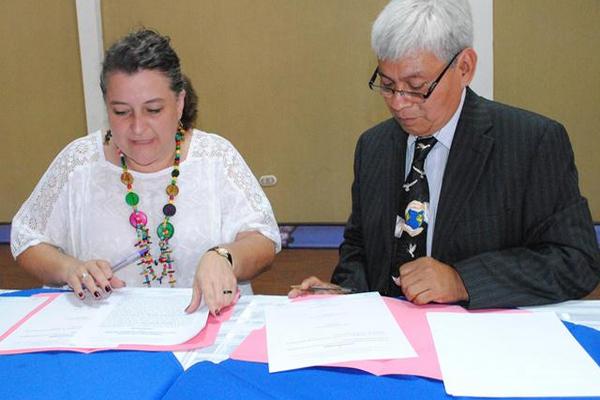 La directora de la Comisión Presidencial de los Derechos Humanos (Copredeh), Ruth del Valle Cobar, y Mario Solórzano Puác, padre de la víctima, Richard Solórzano Contreras.