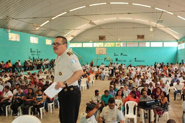 Gerson Oliva,  director de la PNC, en la reunión con alcaldes  y líderes comunitarios de Santa Rosa.