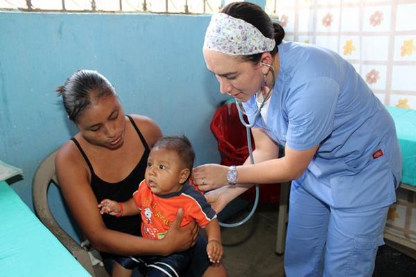 Una médico estadounidense atiende a un niño en Champerico, Retalhuleu. (Rolando Miranda)<br _mce_bogus="1"/>