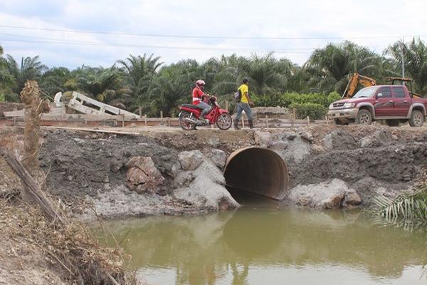 Paso que fue habilitado a un costado del puete Gogo, Puerto Barrios, Izabal. (Foto Prensa Libre: Edwin Perdomo)<br _mce_bogus="1"/>