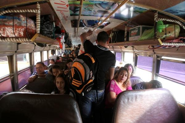 Durante el fin de semana podría incrementar la afluencia de personas hacia el interior del país. (Foto: Prensa Libre)