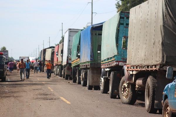 campesinos impiden el paso de  camiones de  intermediarios.