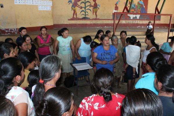 Un grupo de padres  de familia de Junca, El Quetzal,  se reúne con delegados de la Dirección General de Educación, para pedir el traslado del director de la escuela.