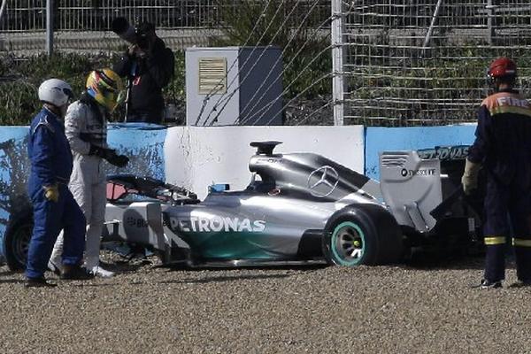 El británico Lewis Hamilton tras sufrir un accidente con el nuevo monoplaza W05, en la vuelta 18 de sus ensayos. (Foto Prensa Libre: EFE)