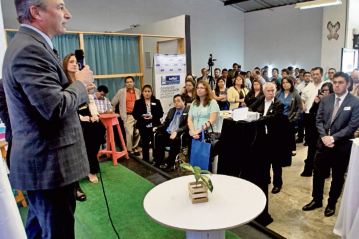 sergio de    la Torre,  ministro de Economía,  presentó la política.