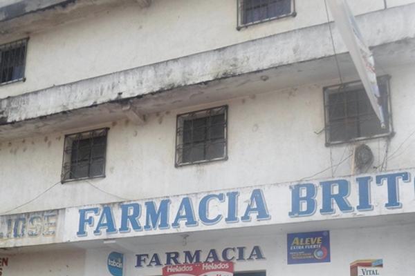 Pedro Julio Brito de León fallece tras caer del segundo nivel de un edificio en donde trabajaba en la reparación de un rótulo comercial (Foto Prensa Libre: Óscar Figueroa).