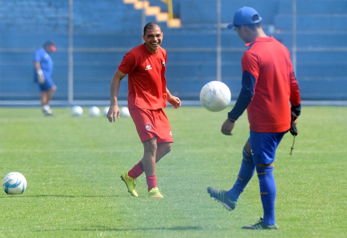 Janderson Pereira realiza un entrenamiento en el estadio Manuel Felipe Carrera, previo al encuentro contra la Usac. (Foto Prensa Libre: Francisco Sánchez).