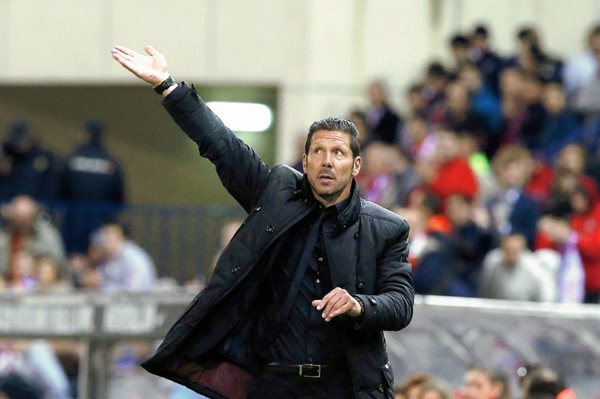 El entrenador del Atlético de Madrid, el argentino Diego Simeone, da instrucciones a sus jugadores durante el partido frente a la Real Sociedad. (Foto Prensa Libre: EFE)