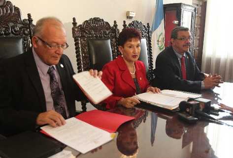 Los magistrados César Barrientos, Thelma Aldana y Rogelio Zarceño, durante la conferencia.