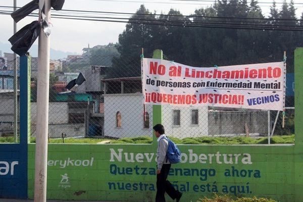 Manta colocada por familiares de víctima. (Foto Prensa Libre: Carlos Ventura)