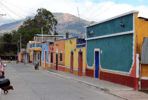 Viviendas de la 3a. avenida,  barrio San Francisco, Jalapa, lucen    coloridas y limpias, luego de la iniciativa del artista.