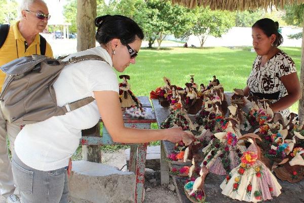 Turistas compran los productos en Flores.