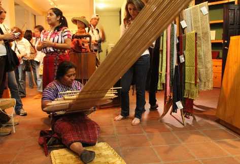 Mujer indígena muestra, en un salón de un hotel de San Pedro La Laguna,  Sololá, cómo se teje la tela típica en varias comunidades.