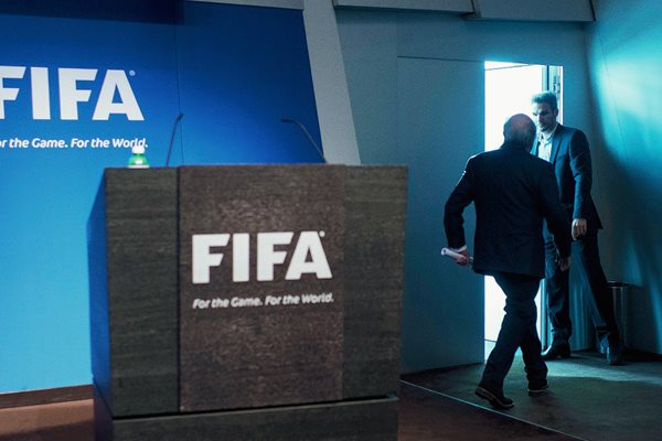 Blatter empieza a vivir momentos de rechazo después de su renuncia a la presidencia de la Federación Internacional de Futbol Asociado FIFA. (Foto Prensa Libre: AP)