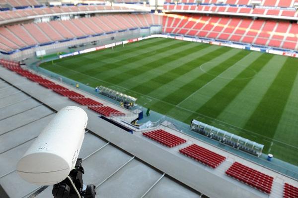 El sistema "ojo de halcón" consiste en una cámara que capta con precisión cuando la pelota pasa la línea de gol. (Foto Prensa Libre: AFP)