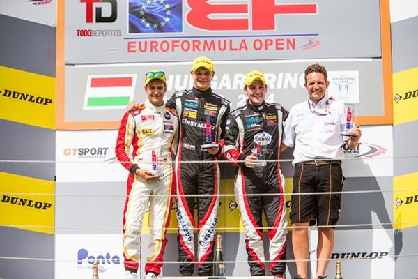 El guatemalteco Andrés Saravia (derecha) se ubicó en el tercer lugar del Gran Premio de Hungría de F3 Europea. (Foto Prensa Libre: Gabriel López)