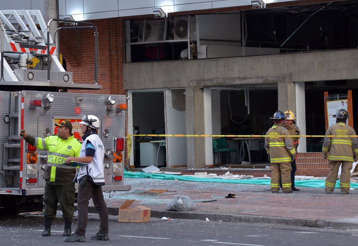 <em>Agentes policiales inspecciona un negocio cercano a donde ocurrió la explosión que dejó cinco personas heridas. (Foto:AFP).</em>