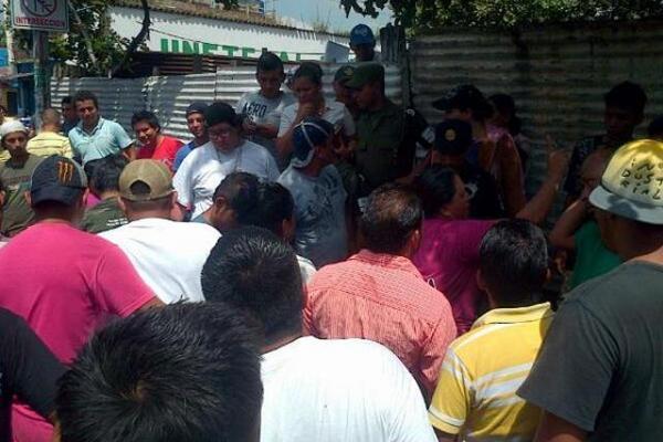 Un grupo de motoristas que rechaza el uso de casco y chaleco rodea a un grupo de agentes policiales que realizan un reten en Escuintla. (Foto Prensa Libre: Enrique Paredes)<br _mce_bogus="1"/>