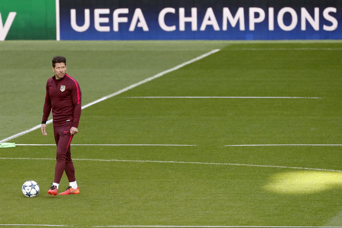 Diego Simeone durante el entrenamiento del Atlético de Madrid en el estadio Santiago Bernabéu. (Foto Prensa Libre: EFE)