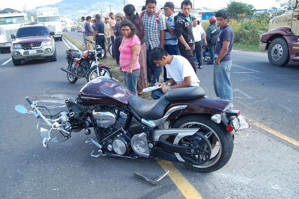 Motocicleta en donde viajaban las dos dos personas que fueron chocadas por el picop en Sumpango, Sacatepéquez. (Foto Prensa Libre: Víctor Chamalé)<br _mce_bogus="1"/>