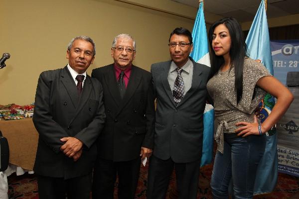 Mario René Bonilla, Jaime Córdova, Miguel Ángel Chanquín y Milvia Marleny Morales, miembros de Cronistas Deportivos Guatemaltecos. (Foto Prensa Libre: Edwin Castro)