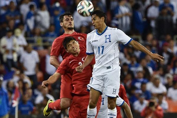 El hondureño Andy Najar de Honduras pelea el balón con Ishak Dogan y Mustafa Pektemek de Turquia. (Foto Prensa Libre: AFP)