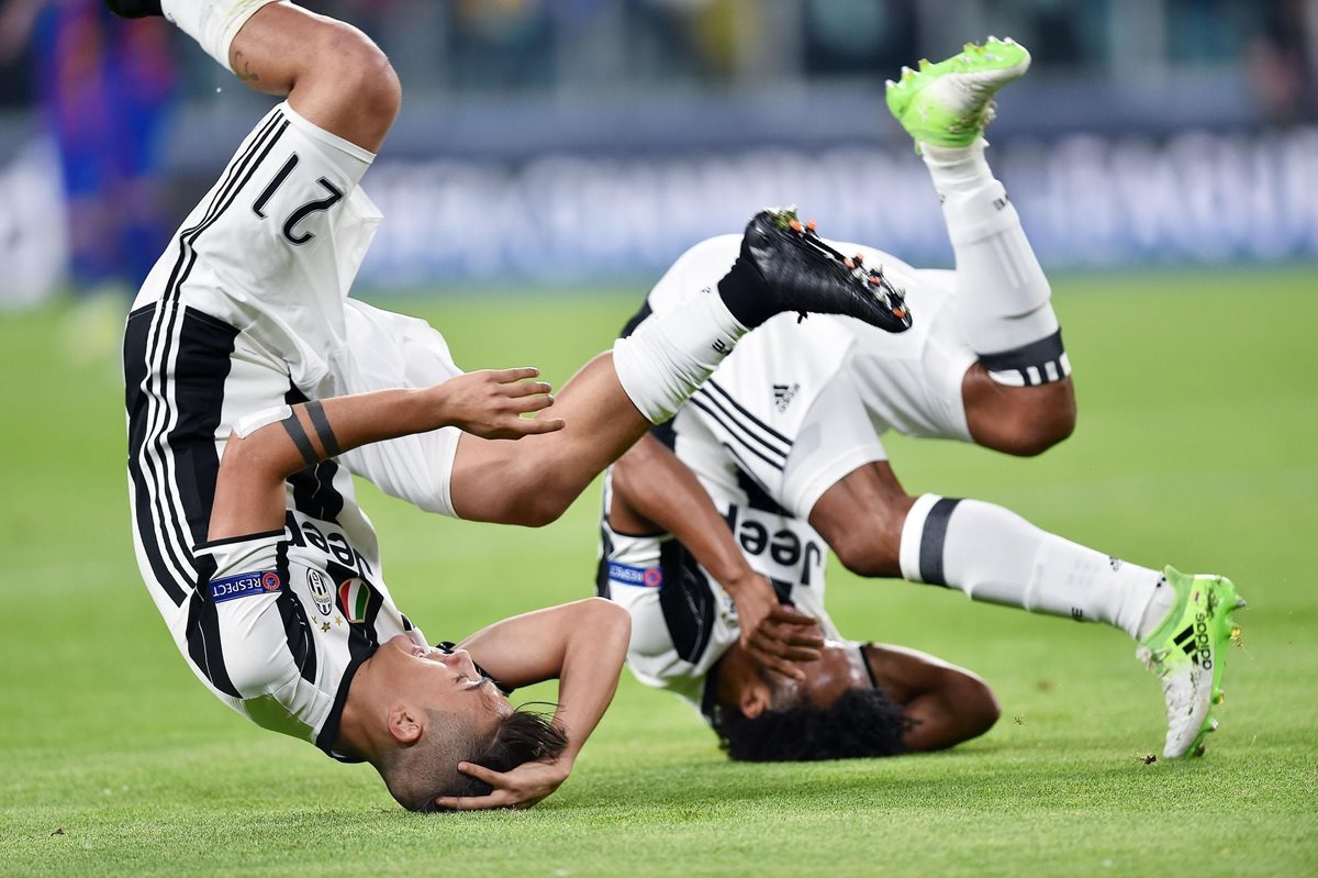 Los jugadores de La Juventus, Paulo Dybala y el Juan Cuadrado, celebran de forma peculiar.