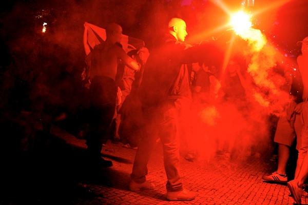 Los aficionados de Portugal lanzaron bengalas. (Foto Prensa Libre: AFP)